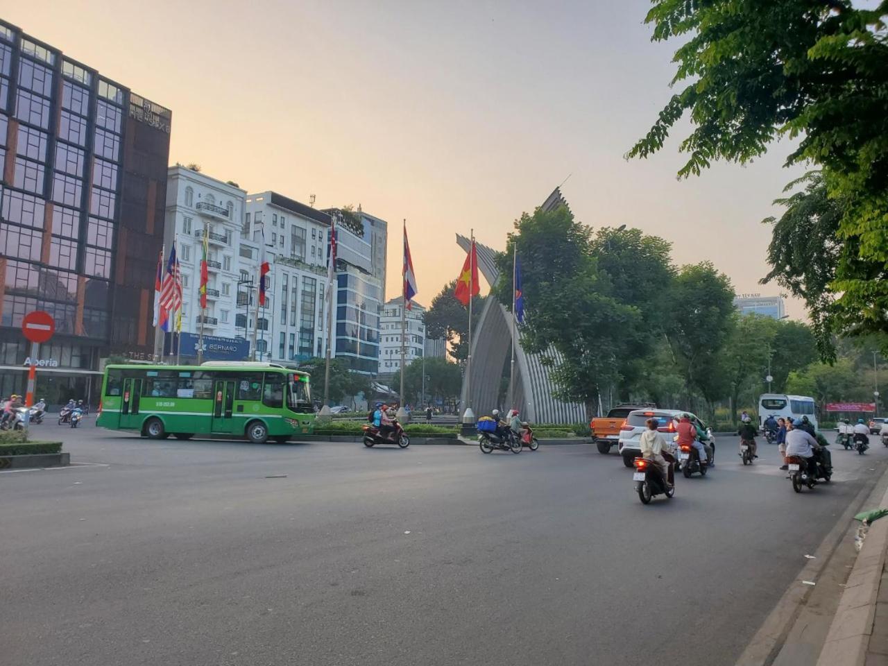 Mai Hoa *